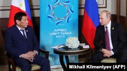 Родріго Дутерте (Л) і Володимир Путін, 11 листопада 2017 року