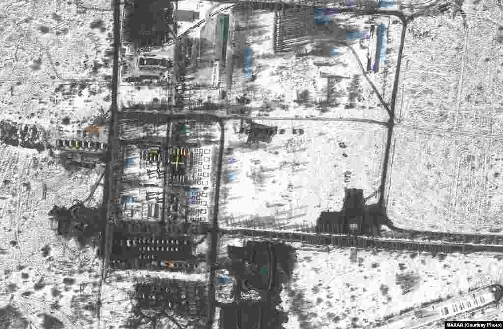 Польовий госпіталь та російські війська на заході від Білгорода, російського міста, розташованого на кордоні із Харківською областю України, Росія, 21 лютого. Satellite image ©2022 Maxar Technologies Компанія Maxar повідомляє, що Росія стягує більше військ та техніки в сільські райони на південний захід від Білгорода, менш ніж за 20 кілометрів на північний захід від кордону з Україною  