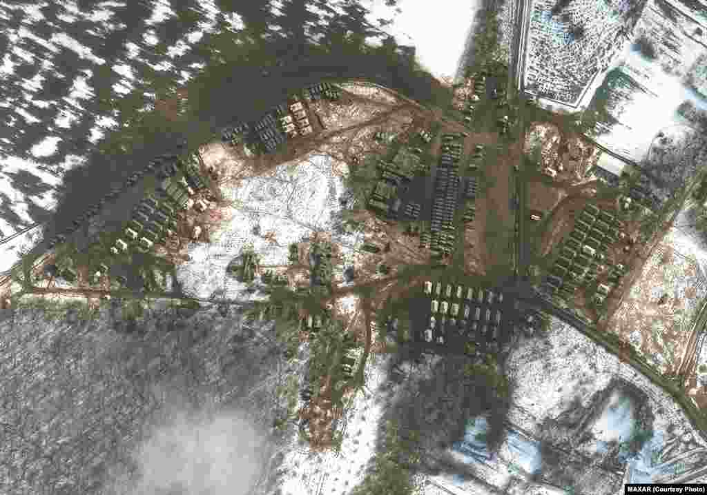 Припаси та додаткові війська в Червоному Жовтні, сільській місцевості на південний захід від Білгорода, 21 лютого 2022 року. Satellite image ©2022 Maxar Technologies