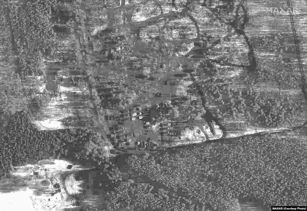 Військові намети та житло в Почепі, 22 лютого 2022 року. Satellite image ©2022 Maxar Technologies. Компанія Satellite image ©2022 Maxar Technologies зазначає, що поблизу міста розчищають велику територію для завезення додаткового обладнення. Намети та десятки військової техніки вже розміщені на даній території