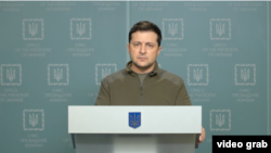 «Обговорив із Шарлем Мішелем подальшу дієву допомогу і героїчну боротьбу українців за своє вільне майбутнє», – написав Зеленський