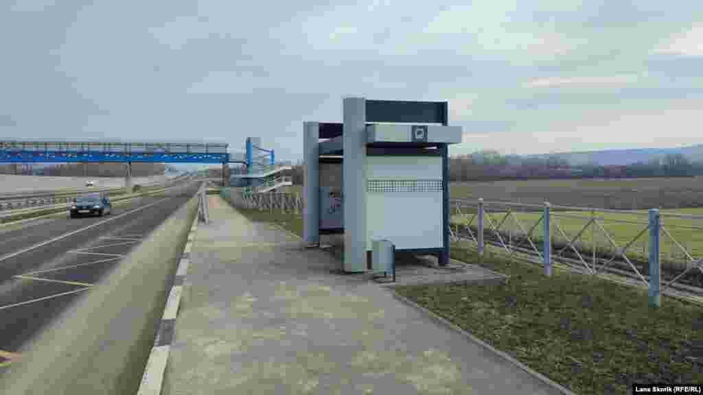 Автобусная остановка на дороге-дублере рядом с трассой «Таврида». Отсюда до Дачного чуть более километра, а по пешеходному надземному переходу можно попасть в село Железнодорожное и на железнодорожную станцию «1501 км»