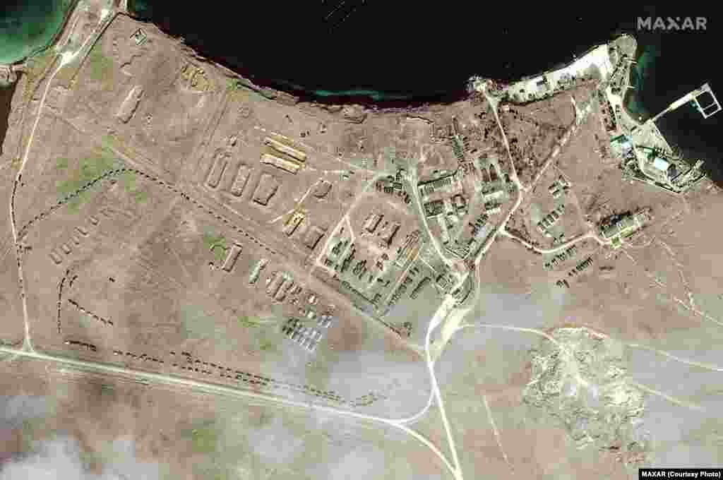 Російська військова техніка на озері Донузлав у Криму, 15 лютого 2022 року. Satellite image ©2022 Maxar Technologies. За повідомленнями компанії Satellite image ©2022 Maxar Technologies, на полях поблизу гарнізону розгорнуті артилерійські підрозділи, а військові намети так і залишилися на своїх місцях