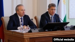 Глава Башкортостана Радий Хабирова (справа) и премьер-министр республики Андрей Назаров