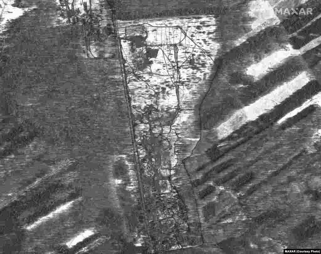 Нові війська в Почепі, західна Росія, 22 лютого 2022 року, Satellite image ©2022 Maxar Technologies. Компанія Maxar повідомляє, що техніку, яка використовується для транспортування танків, артилерії та важкої техніки, можна побачити в околицях на заході Клинців, приблизно за 40 кілометрів на схід від кордону з Україною