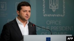 Володимир Зеленський заявив, що залишається в Києві, а його родина – в Україні