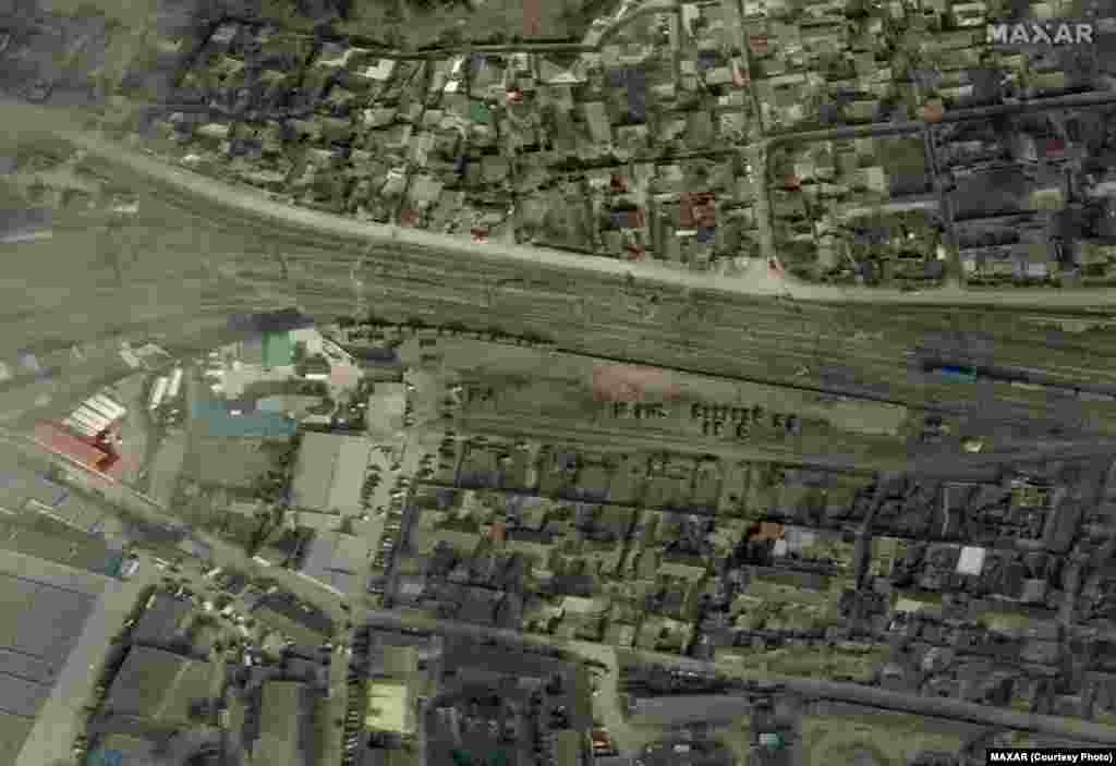 Бронетранспорт на залізничному вокзалі в Євпаторії. Окупований Крим, 15 лютого 2022 року. Satellite image ©2022 Maxar Technologies