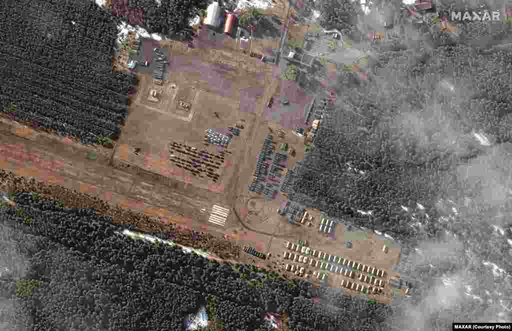 Понад 100 одиниць техніки та десятки військових укриттів на невеликому аеродромі поблизу Мозиря на півдні Білорусі, менш ніж за 40 кілометрів на північ від кордону з Україною, 22 лютого 2022 року. Satellite image ©2022 Maxar Technologies