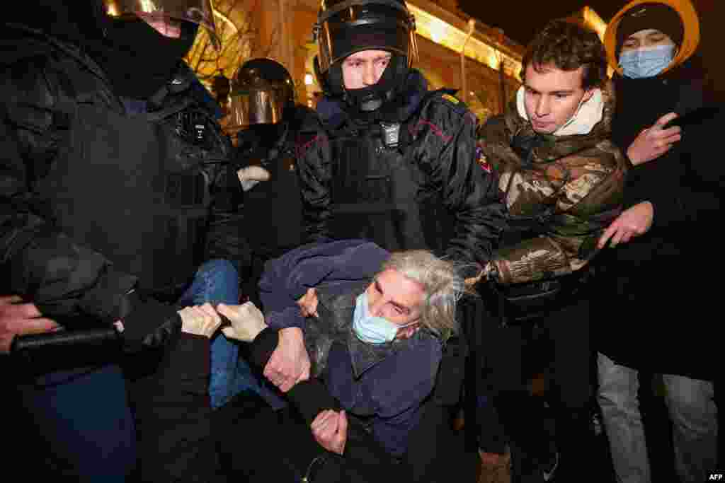 Ofițerii de poliție rețin un demonstrant în timpul unui protest împotriva invaziei Ucrainei în centrul orașului Sankt Petersburg, Rusia. Președintele Rusiei, Vladimir Putin, a lansat joi o invazie la scară largă a Ucrainei, ucigând zeci de soldați și civili ucraineni și atrăgând condamnări din partea liderilor occidentali. 