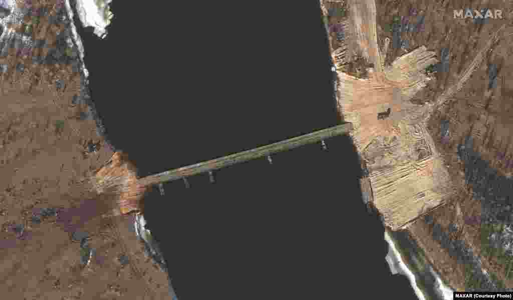 Будівництва дороги та нового понтонного мосту через річку Прип'ять у Білорусі, 15 лютого 2022 року. Satellite image ©2022 Maxar Technologies. Міст через річку звели менше ніж за 6 кілометрів від білорусько-українського кордону