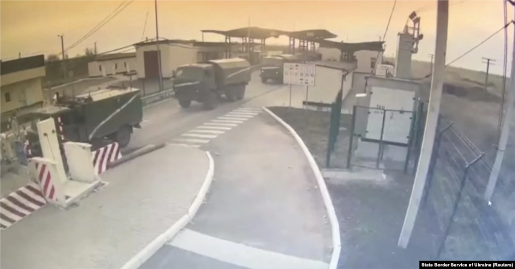 На скріншоті з відео видно, як російська військова техніка в'їжджає в Херсонську область з окупованого Криму через пункт пропуску «Каланчак»