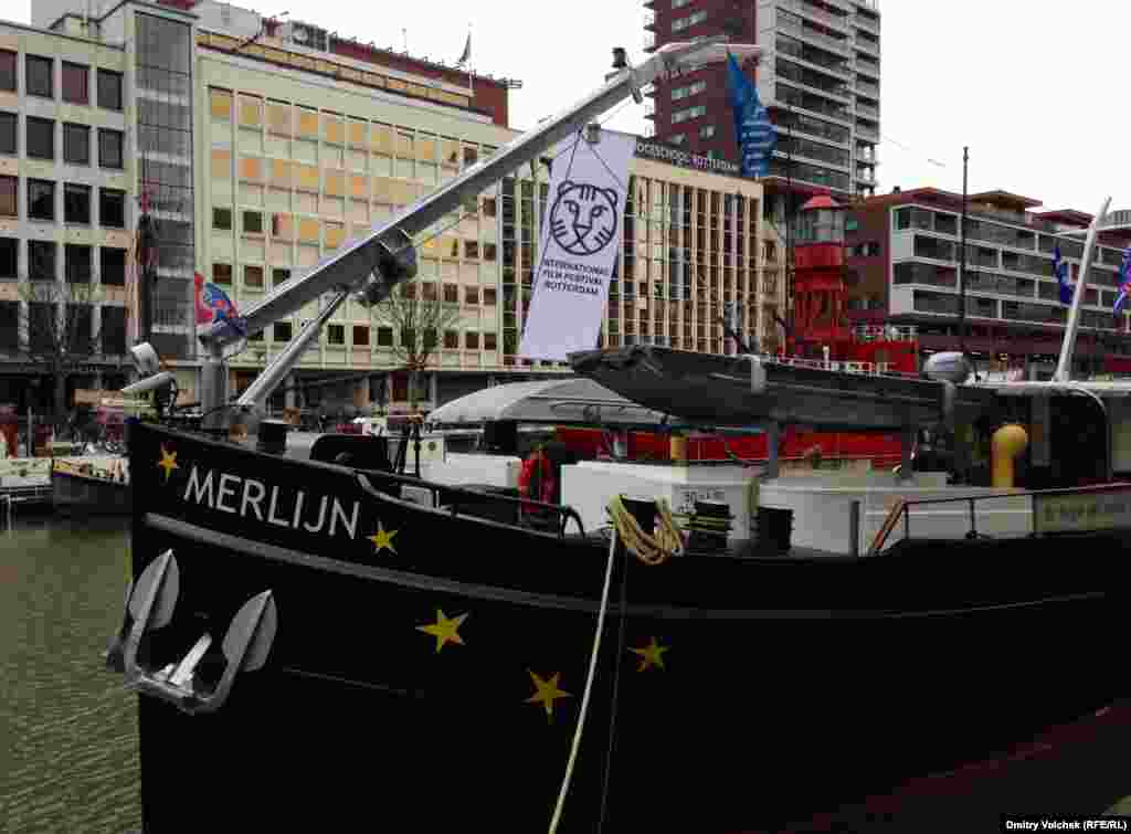 Белый флаг с тигром на ботеле "Мерлин"