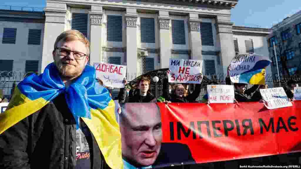 Організатори акції в анонсі заходу заявили, що «посольство – це недолік та будівля «імперії зла»...