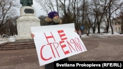 Владимир Капустинский на антивоенном пикете в Пскове. Архивное фото