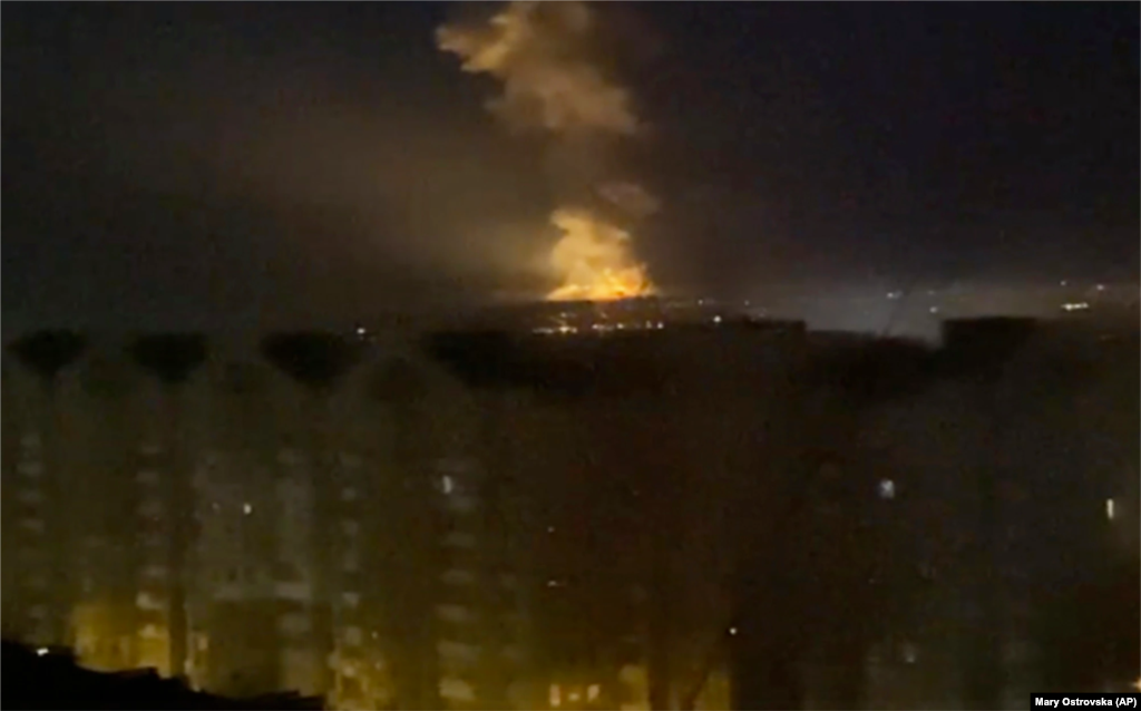 Полум’я, яке видно з району біля Дніпра у Києві