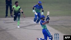 پخوانی انځور: د ملتان سلطانز یو لوبغاړی د شات وهلو پرمهال