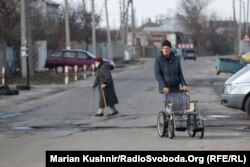 На КПВВ у Станиці Луганській з’явився невеликий ринок: продуктові магазини, аптеки, пункти тестування на COVID-19 та служби таксі