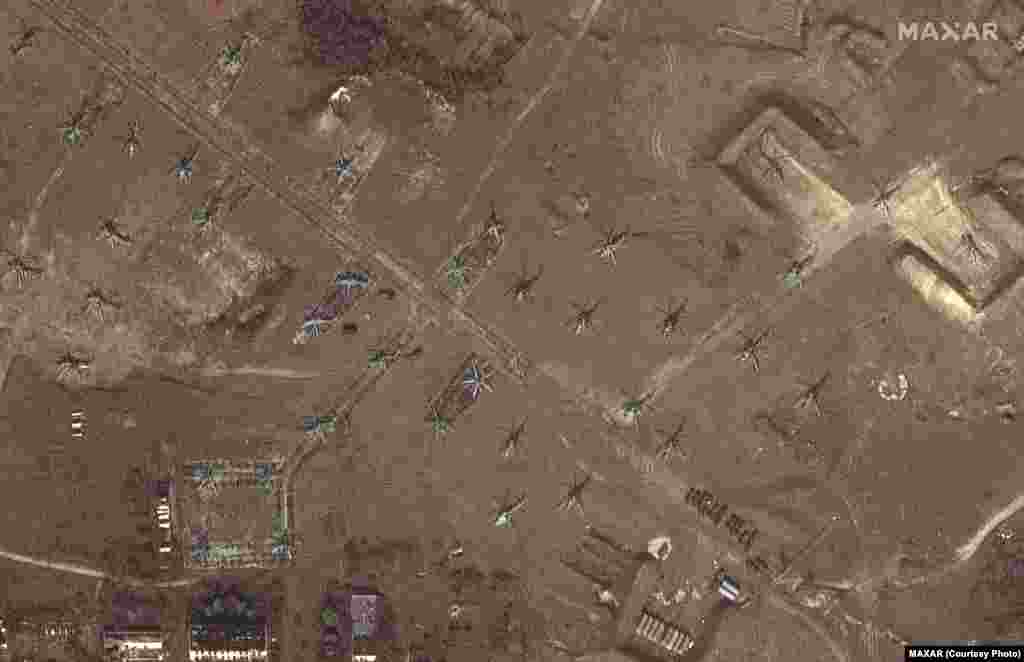 Размещение вертолетов у озера Донузлав крупным планом. Снимок компании Satellite image ©2022 Maxar Technologies