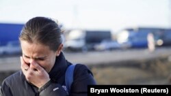 Žena koja je upravo napustila Ukrajinu plače na granici sa Poljskom 24. februara 2022.