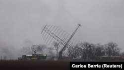 Дим, що здіймається поблизу аеропорту в Маріуполі, лютий 2022 року 