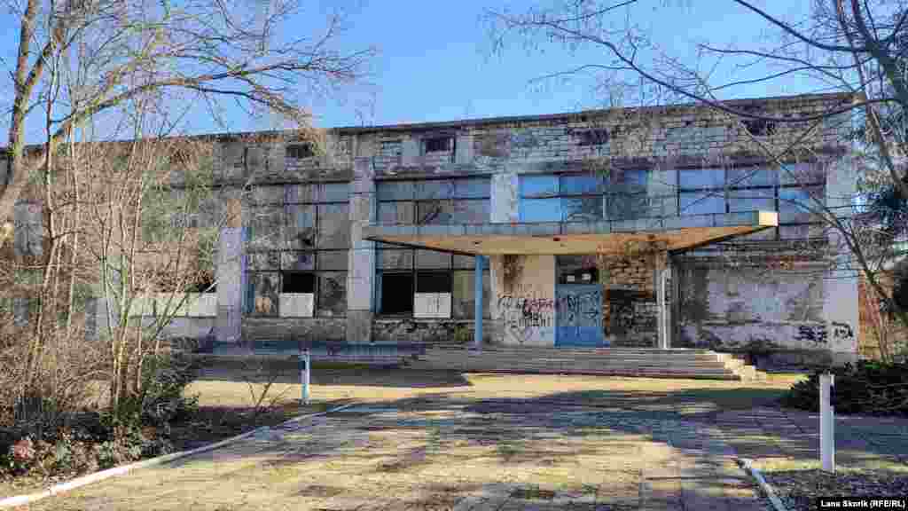 В центре села – здание сельского клуба, пребывающее в полной разрухе