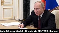 Володимир Путін також озвучив вимогу до України визнати незаконну анексію Криму Росією та «демілітаризуватися». При цьому США та НАТО звинувачують саме Росію в посиленні провокацій проти України на Донбасі