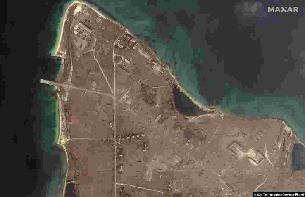 Вертолеты и войска у озера Донузлав в Крыму, 18 февраля 2022 года. Satellite image ©2022 Maxar Technologies