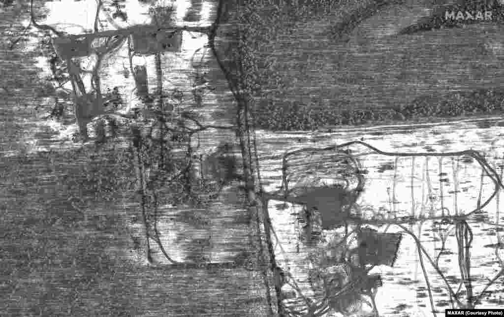 Розчищена територія та завезена військова техніка в Почепі, 22 лютого 2022 року. Satellite image ©2022 Maxar Technologies