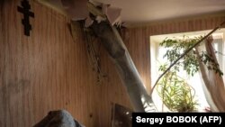 Корпус ракети застряг у квартирі після обстрілу на північній околиці Харкова 24 лютого 2022 року