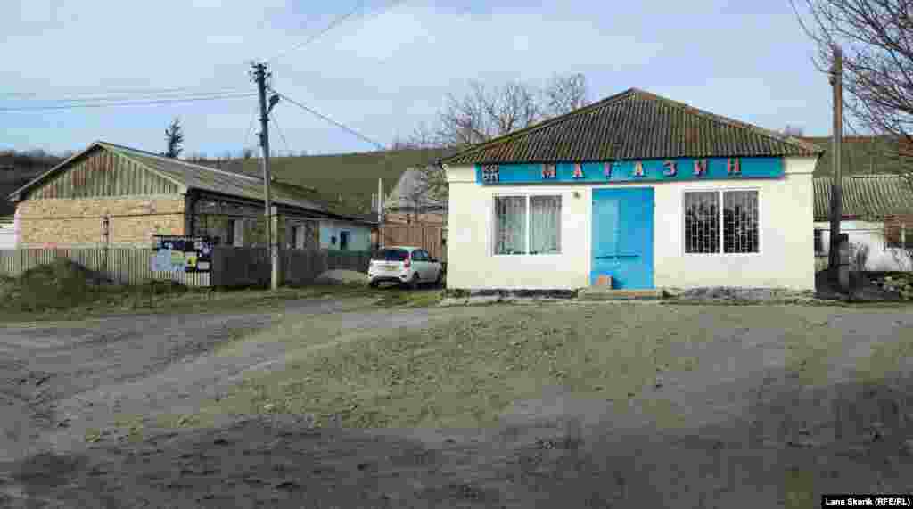 Перед сельским магазином – небольшая площадь
