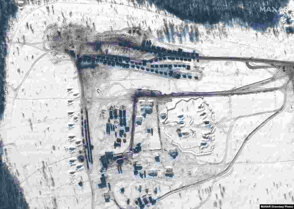 Військове обладнення, в тому числі бронетехніка та артилерія, на Курському полігоні в Росії, 14 лютого 2022 року. Satellite image ©2022 Maxar Technologies