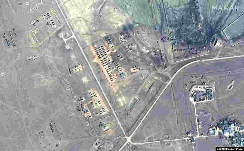 Російські намети та артилерія, сфотографовані 15 лютого на полігоні Опук у Криму. Компанія Maxar повідомляє, що артилерійські підрозділи продовжують тренуватися у цьому районі. Satellite image ©2022 Maxar Technologies