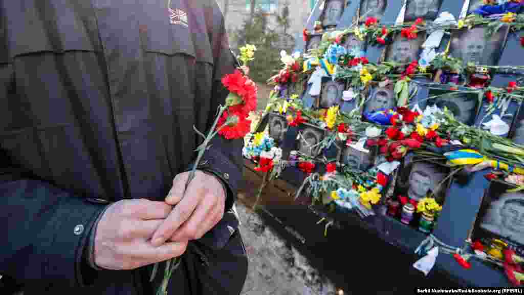 Після панахиди відбулося покладання квітів і запалення лампадок 