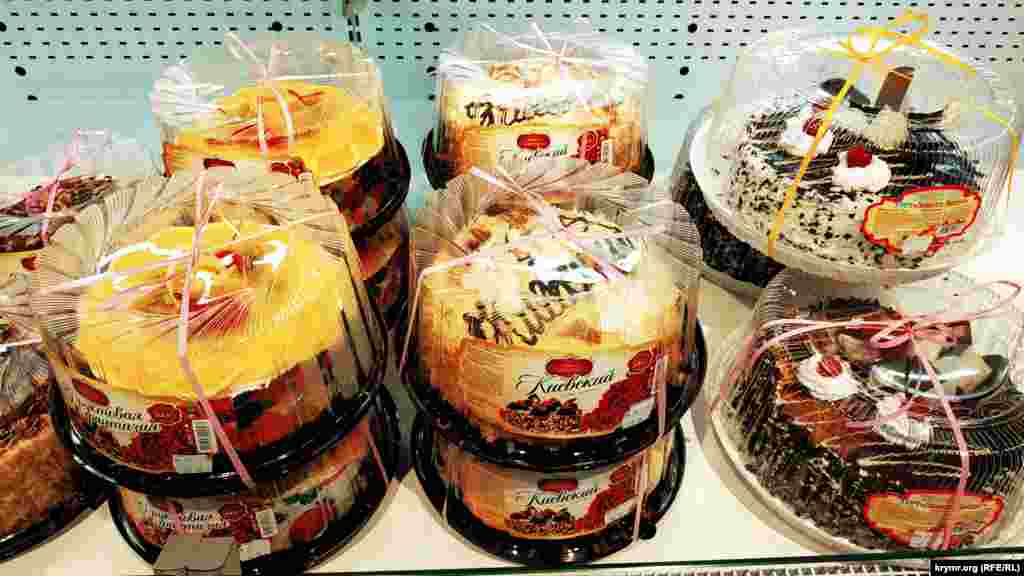Среди кондитерских изделий на видном месте расположен «Киевский торт»