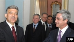 Presidents Abdullah Gul (left) and Serzh Sarkisian in Yerevan in September 2008