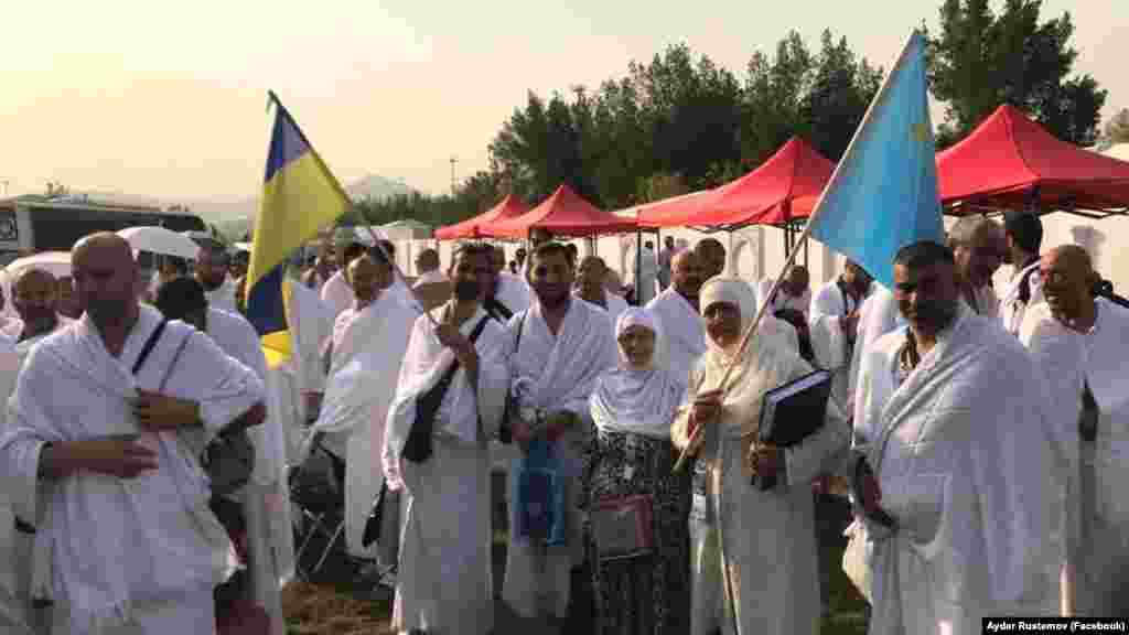 Мусульманські паломники розпочали 29 липня хадж із обмеженнями на проведення через вимушене рішення Саудівської Аравії значно скоротити кількість людей, яким дозволено брати участь у щорічному релігійному зібранні в місті Мецці. Минулого місяця влада Саудівської Аравії заявила, що тільки «дуже обмежена кількість» мусульман різних національностей, які вже проживають у Саудівській Аравії, зможе здійснити хадж. У повідомленнях ідеться про те, що число вірян цього року оцінюють на рівні до 10 тисяч. Рішення про заборону хаджу для паломників із-поза меж Саудівської Аравії є першим у сучасній історії королівства. А ось так було до пандемії. Делегація кримських прочан під час хаджу, серпень-вересень 2017 року