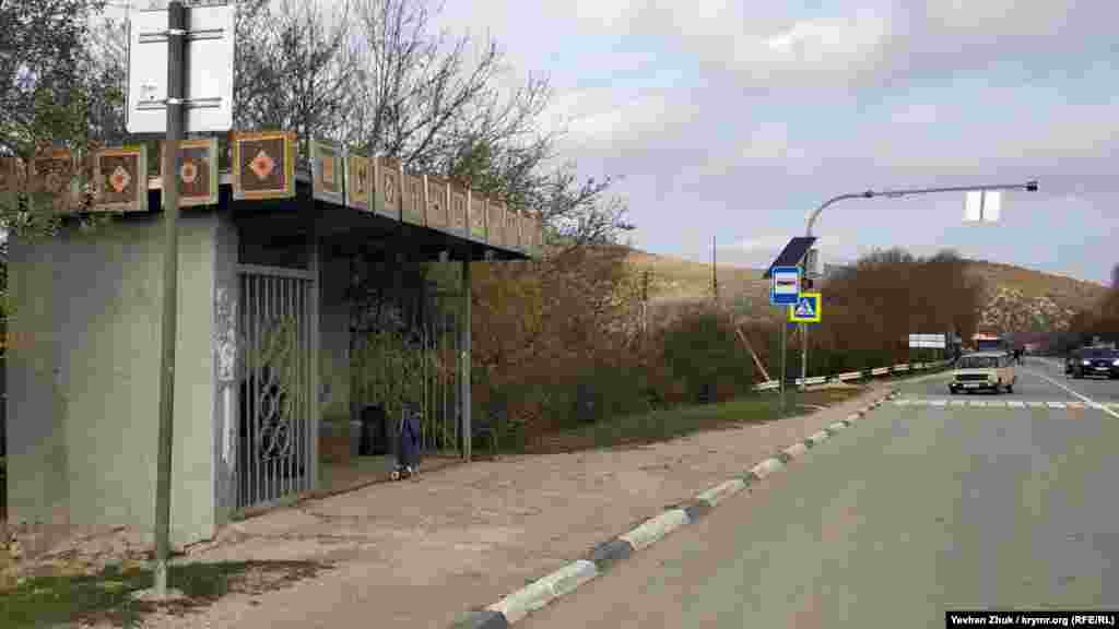 Остановка «Гончарное» на трассе Севастополь-Ялта Мимо села проходит построенная в начале 1970-х трасса Севастополь-Ялта, от города на автобусе можно добраться за 25 минут. Приезжающих встречает советская «фирменная» остановка с мозаикой из цветных камушков, на которой изображены гончары  