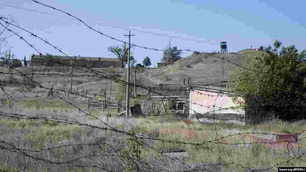 Военная часть обнесена забором из колючей проволоки. Раньше здесь держали свиней, но даже для них такая «преграда» не была помехой