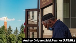 2021 год: активист ВТОЦ на крыльце Верховного суда Татарстана, где проходило заседание по делу о ликвидации организации. На фоне слева — статуя "Хоррият", олицетворяющая свободу.