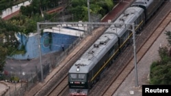 Voz za koji se vjeruje da prevozi Kim Jong Una stiže u Peking, 2. septembra 2025.