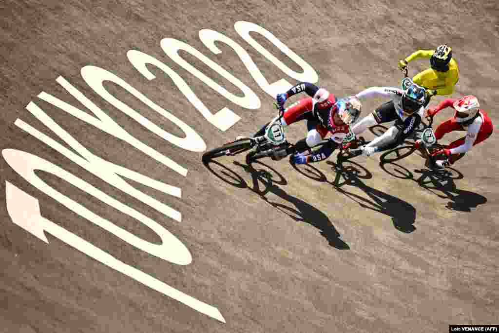 Американець Коннор Філдс (ліворуч) випереджає суперників у чвертьфіналі велосипедних гонок BMX серед чоловіків. Токіо 29 липня 2021 року.  