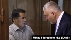Роман Сущенко і його захисник Марк Фейгін під час оприлюднення вироку у московському суді, 4 червня 2018 року
