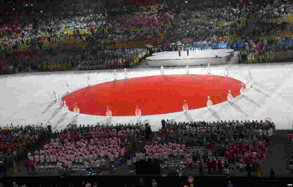 Мэр Рио-де-Жанейро Эдуардо Паэс передал олимпийский флаг губернатору Токио Юрико Коикэ. На фото – развернутый на стадионе флаг Японии