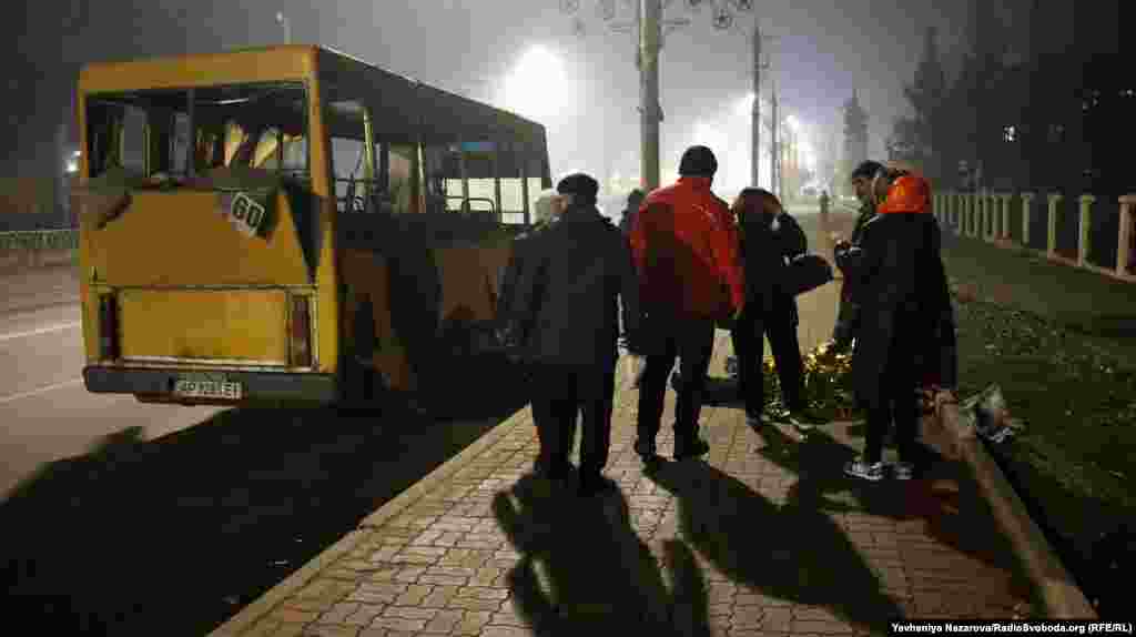 Рідні та близькі поряд з тілом загиблого від уламків. У момент удару чоловік повертався маршрутним автобусом додому. Керівництво Росії заперечує, що російська армія під час повномасштабної війни завдає цілеспрямованих ударів по цивільній інфраструктурі міст і сіл України, убиваючи цивільне населення. Українська влада і міжнародні організації кваліфікують ці удари як воєнні злочини РФ і наголошують, що вони носять цілеспрямований характер.