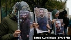 Протестувальники з портретом убитого Зелімхана Хангошвілі біля посольства Німеччини в Тбілісі, 10 вересня 2019 року