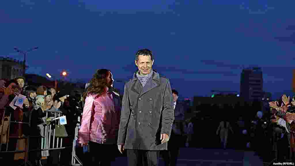 Камал театры каршында яңа сезон ачу тантанасы. Илтөзәр Мөхәммәтгалиев.  