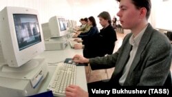 Бесплатный Интернет-центр, открытый как публичная библиотека для всех владеющих компьютерной грамотность, Оренбург, 1999