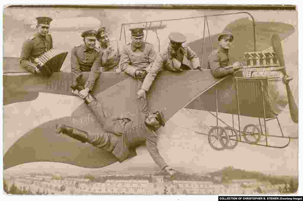 Где конкретно зародился чудаковатый фототренд – точно неизвестно, но он стал популярным также и в Западной Европе в начале 1900-х годов. Эта фотография немецких солдат была сделана в Эльзенборне в 1915 году