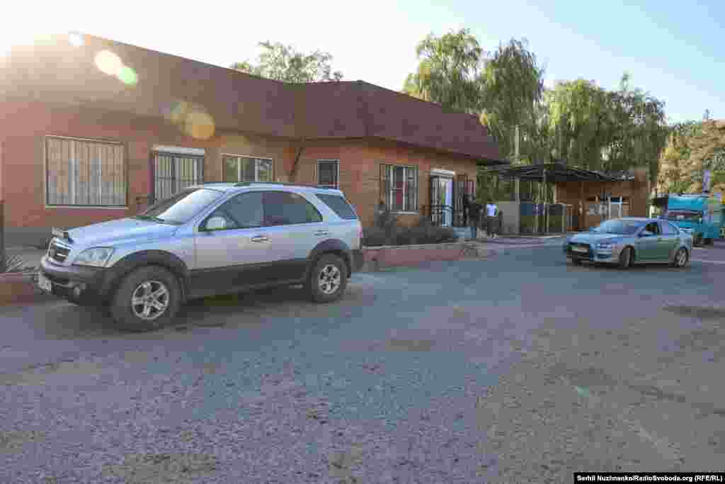 Залишки російської важкої вогнеметної системи «Сонцепьок» на вулицях звільненого Ізюму, вересень 2022 року / Праворуч: початок жовтня 2024-го