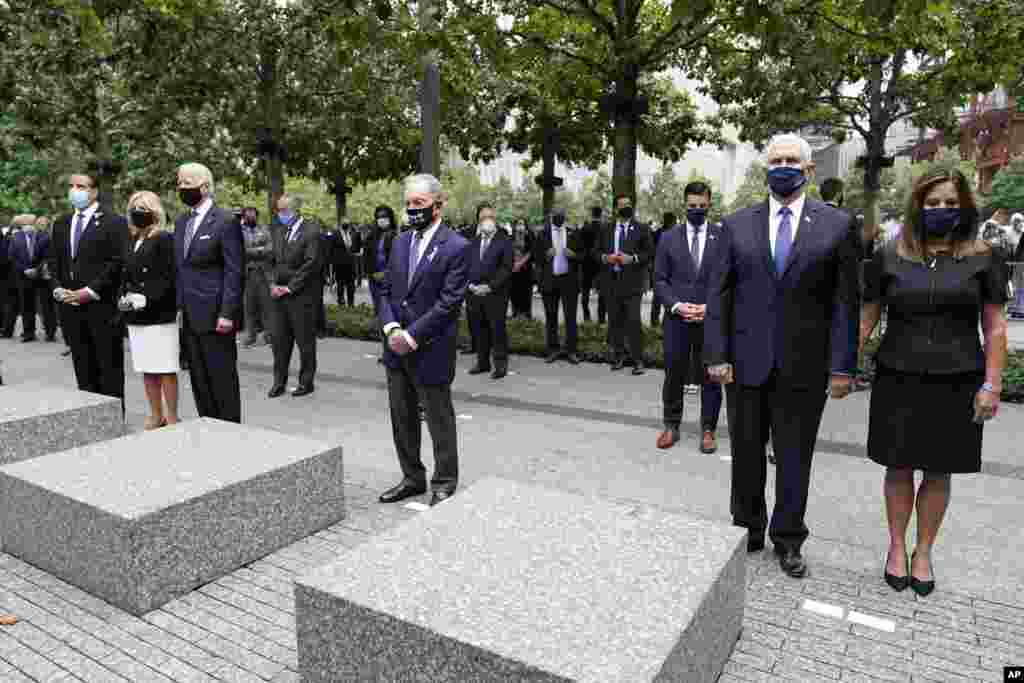 Конкурент Трампа на президентських виборах, колишній віцепрезидент США Джо Байден також відвідав того дня «Національний меморіал рейсу 93» у Пенсильванії. Але спочатку, вранці 11 вересня він був присутній разом зі своєю дружиною на церемонії, яку проводить музей «9/11» у Нью-Йорку. Зліва направо: губернатор Нью-Йорку Ендрю Куомо, Джилл Байден зі своїм чоловіком, кандидатом у президенти США від Демократичної партії Джо Байденом, колишній мер Нью-Йорку Майкл Блумберґ, віцепрезидент США Майк Пенс та його дружина Карен